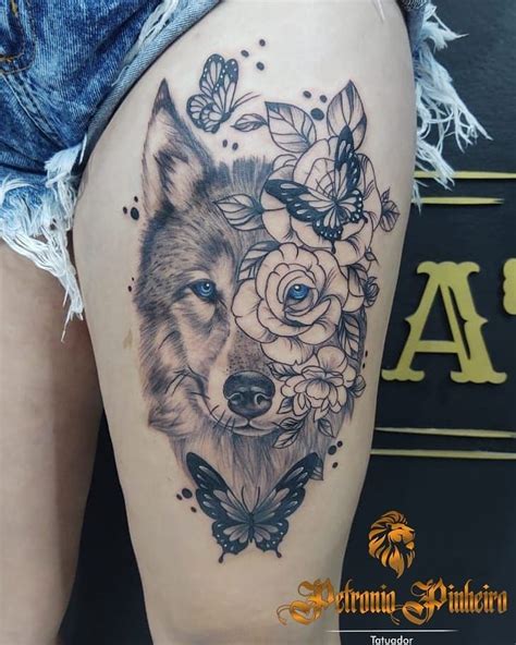 Tatuagem de lobo na coxa feminina